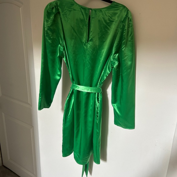 Emerald green target satin dress. NWT. Size L. Thick satin fabric with pockets. - Picture 4 of 4